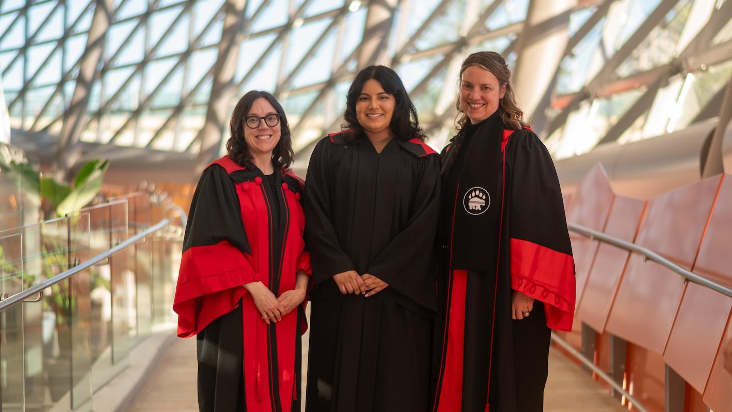 De gauche à droite : Sophie Thériault, doyenne par intérim de la Section de droit civil; Karishma Litt, majore de la promotion 2026; et Kristen Boon, doyenne Susan-et-Perry-Dellelce de la Section de common law. 