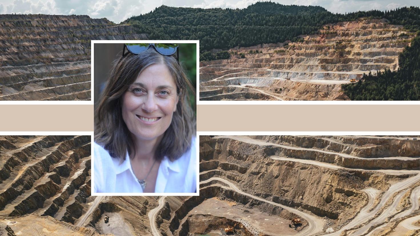 Portrait d’une professeure avec une vallée désertique en arrière-plan