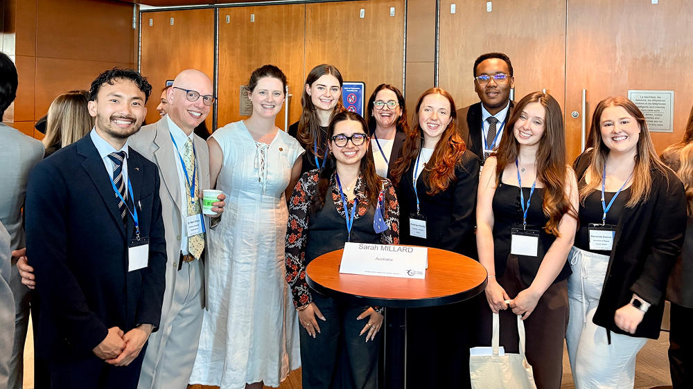 Photo de groupe avec l'ambassadrice d'Australie
