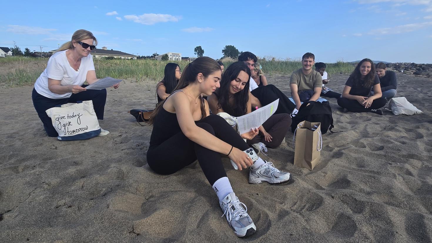 Des étudiantes du cours sur la plage