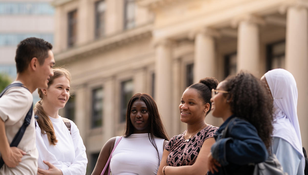 Étudiantes et étudiants devant Tabaret et Telfer