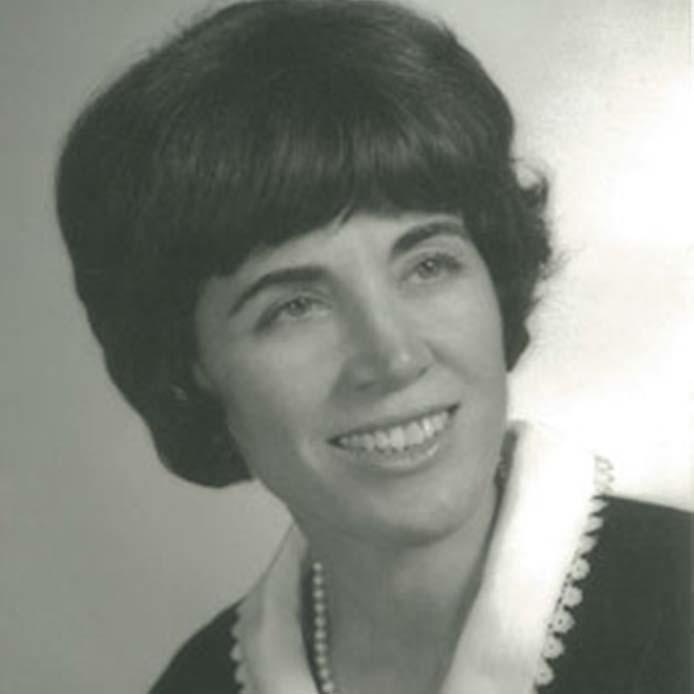 Portrait en noir et blanc de Mme Rita de Guire.