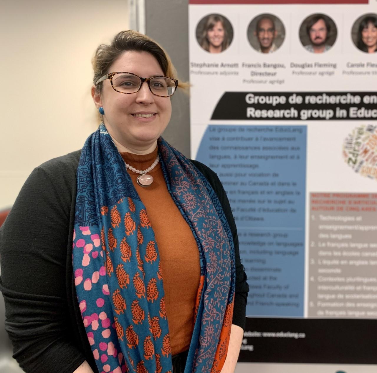 Femme souriant devant une affiche de recherche