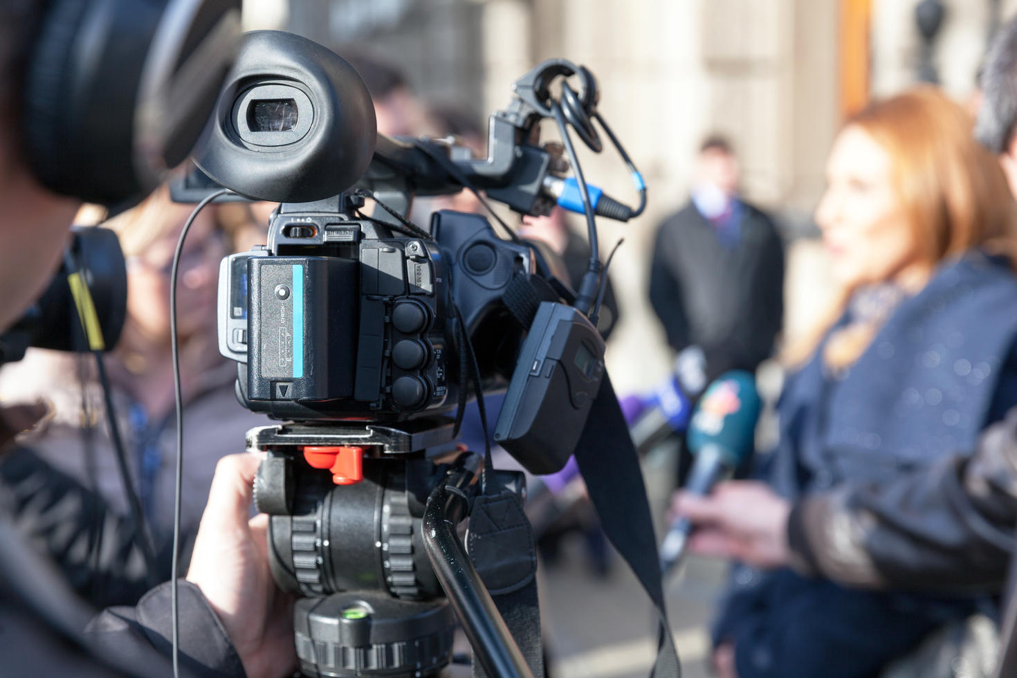 Une personne en interview, caméra, microphone