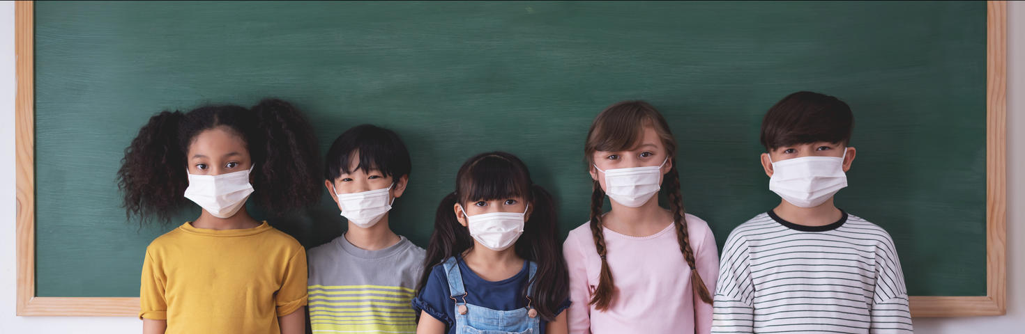 Enfants portant des masques