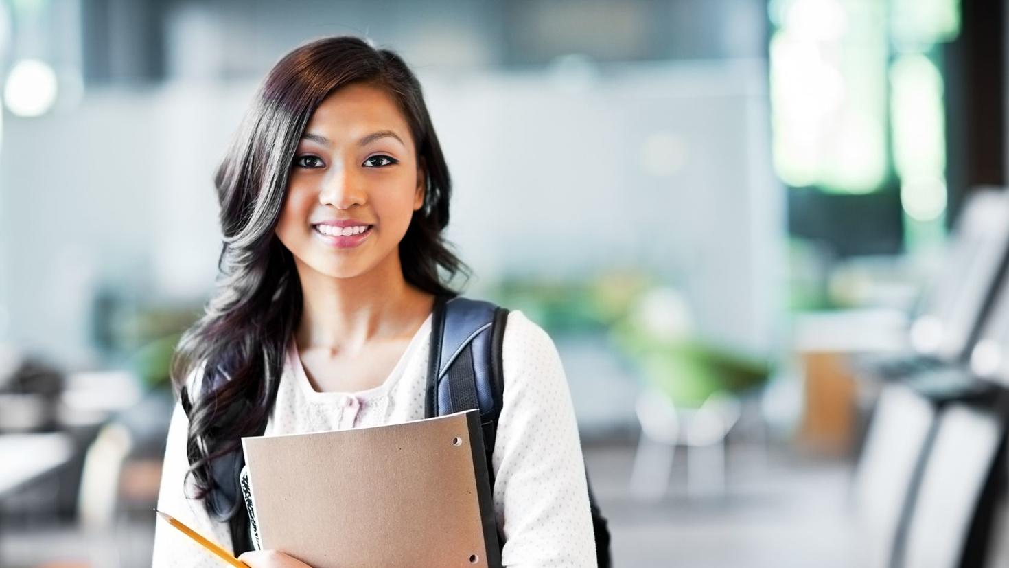 Une étudiante fille qui tient un carnet de notes