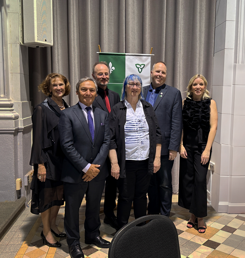 Organisateurs de l'événement avec le drapeau franco-ontarien