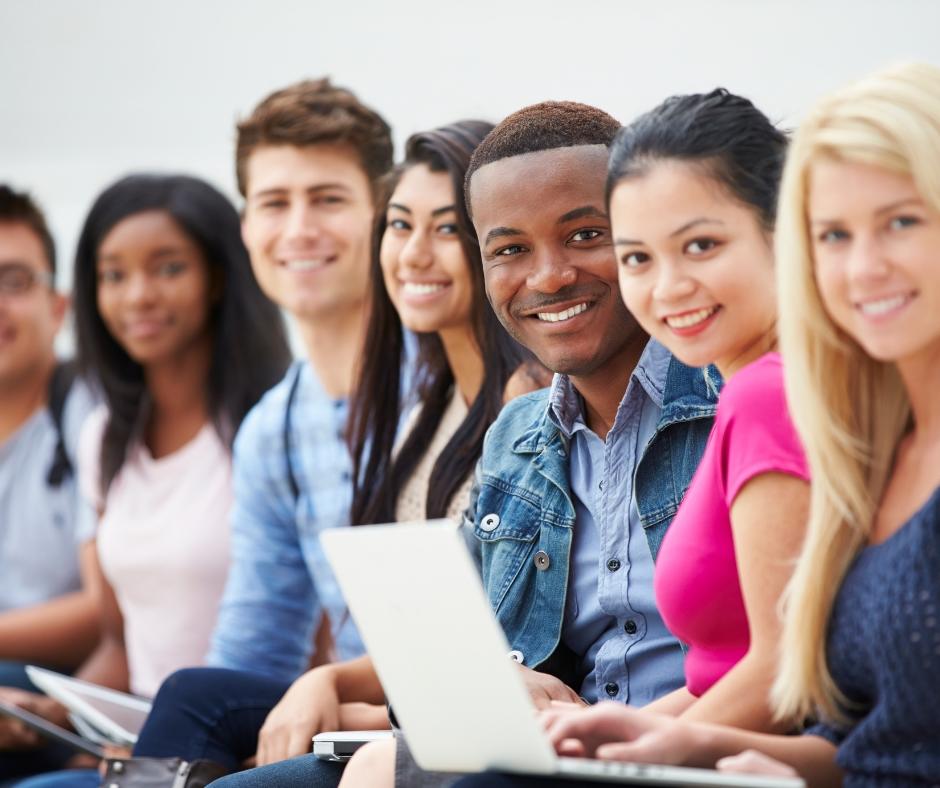 Étudiants universitaires en plein air sur le campus