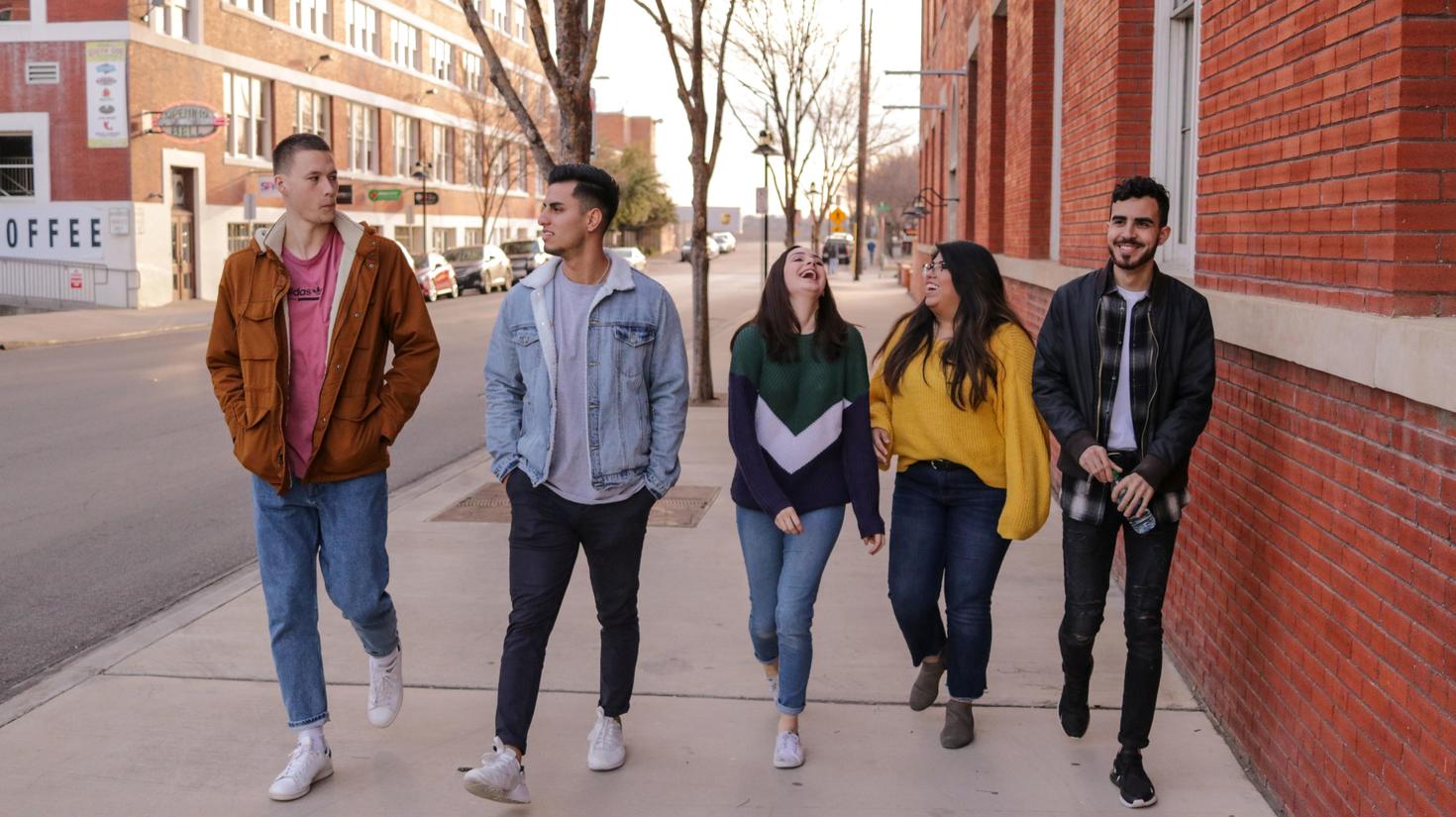 Groupe d'etudiant qui marchent ensemble