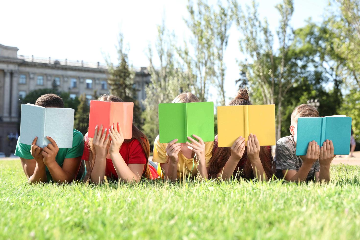 Enfants lisant des livres avec des couvertures de couleurs différentes