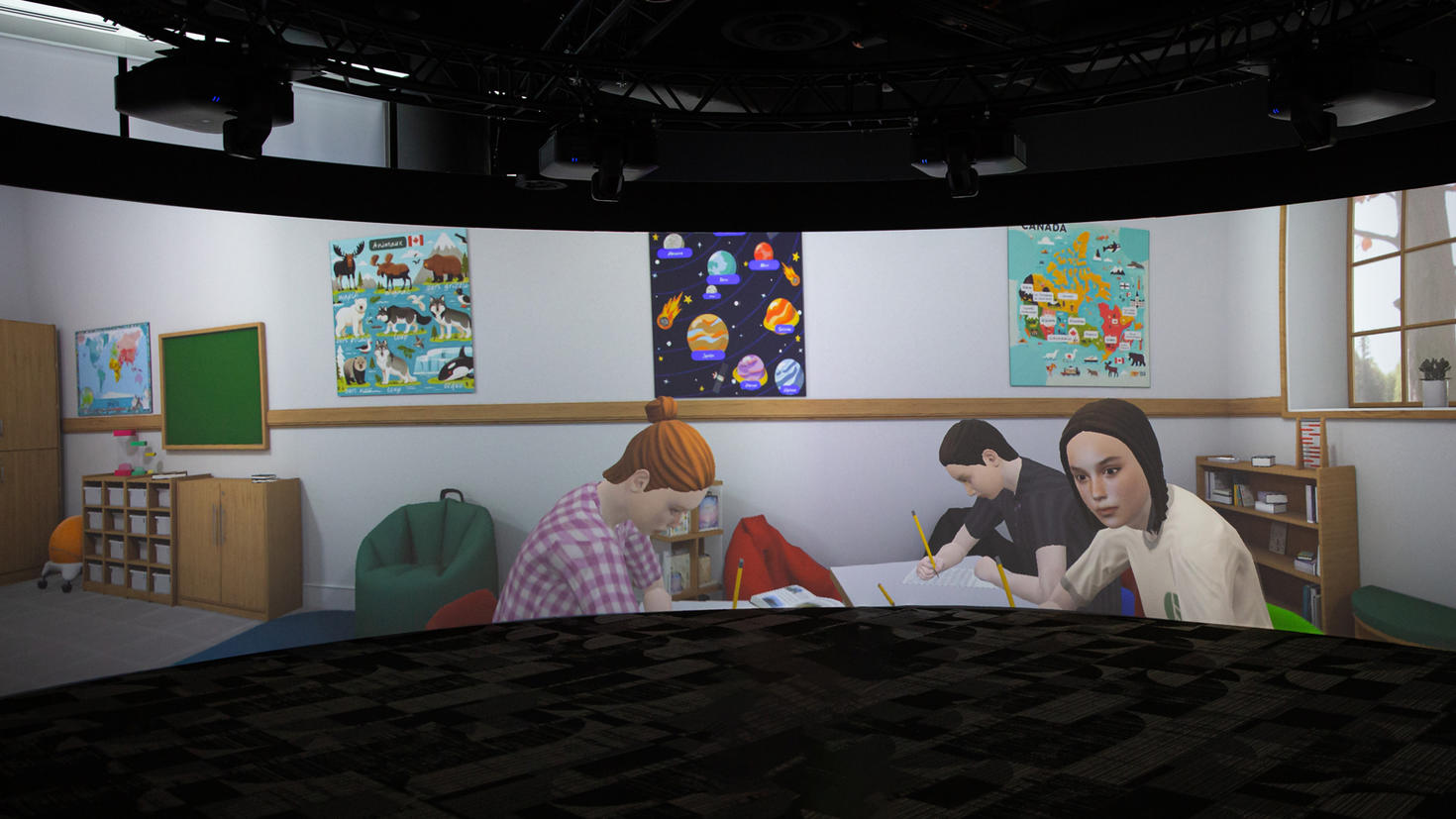 La projection de l’animation d’une salle de classe virtuelle avec des élèves assis à des bureaux, entourés d’affiches, d’étagères et d’une fenêtre donnant sur l’extérieur.