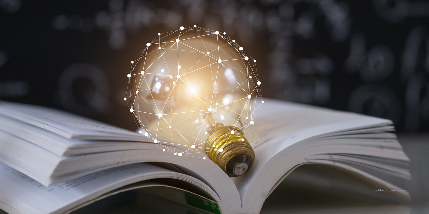 Empoule sur livre ouvert