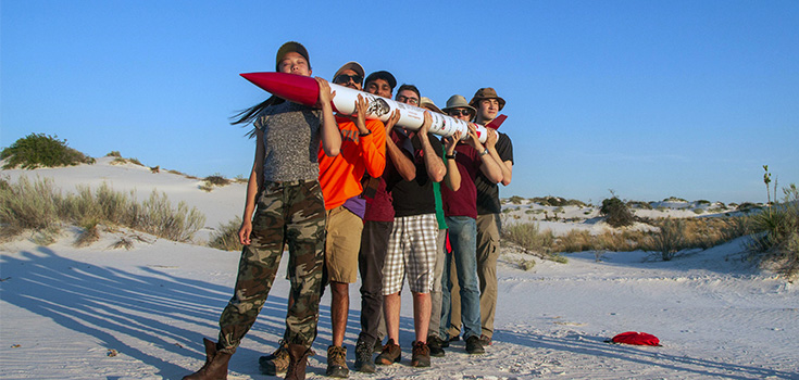 Photo de groupe de uORocketry qui tient une fusée.