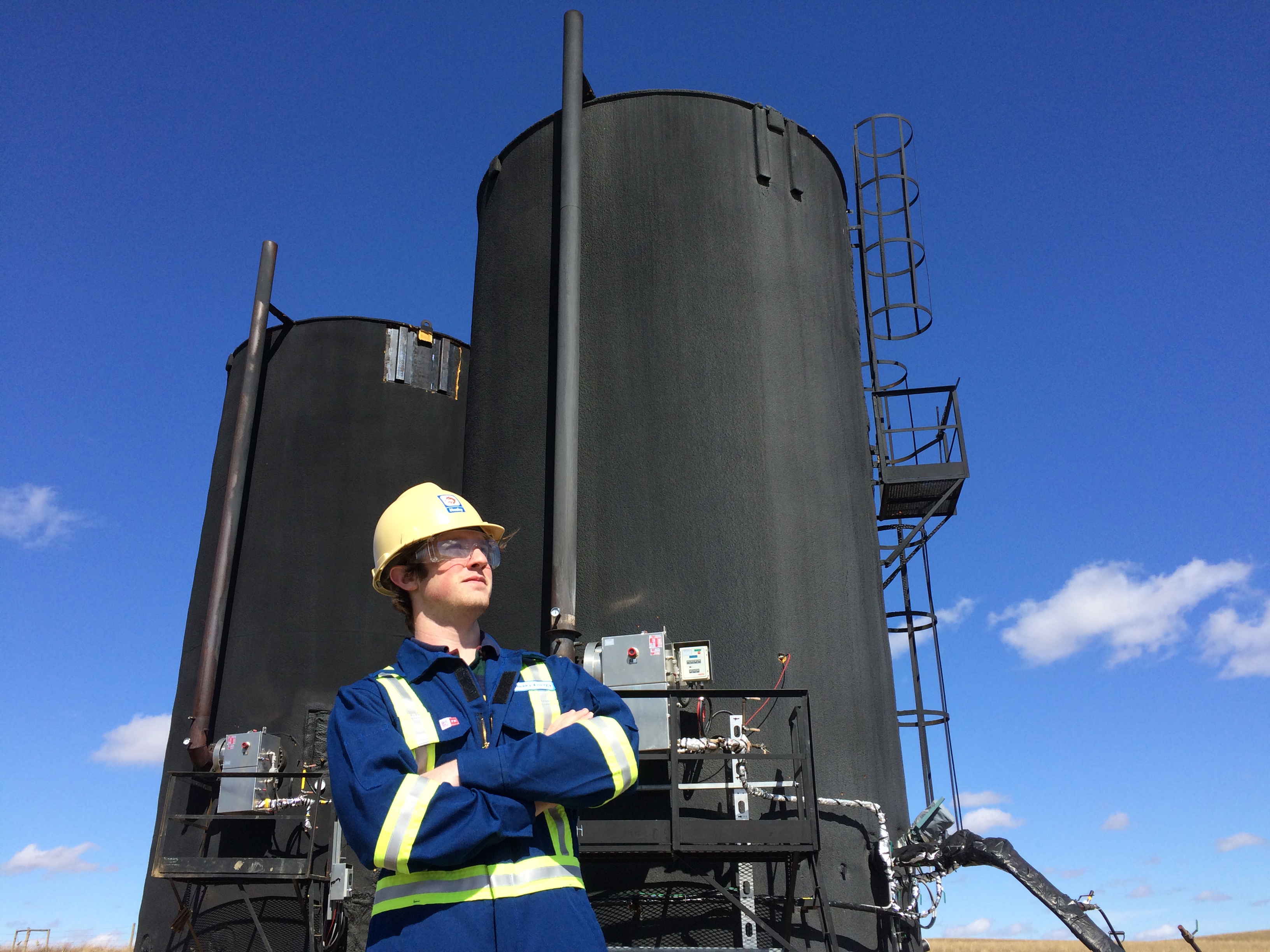 Reilly Walker devant une centrale électrique.