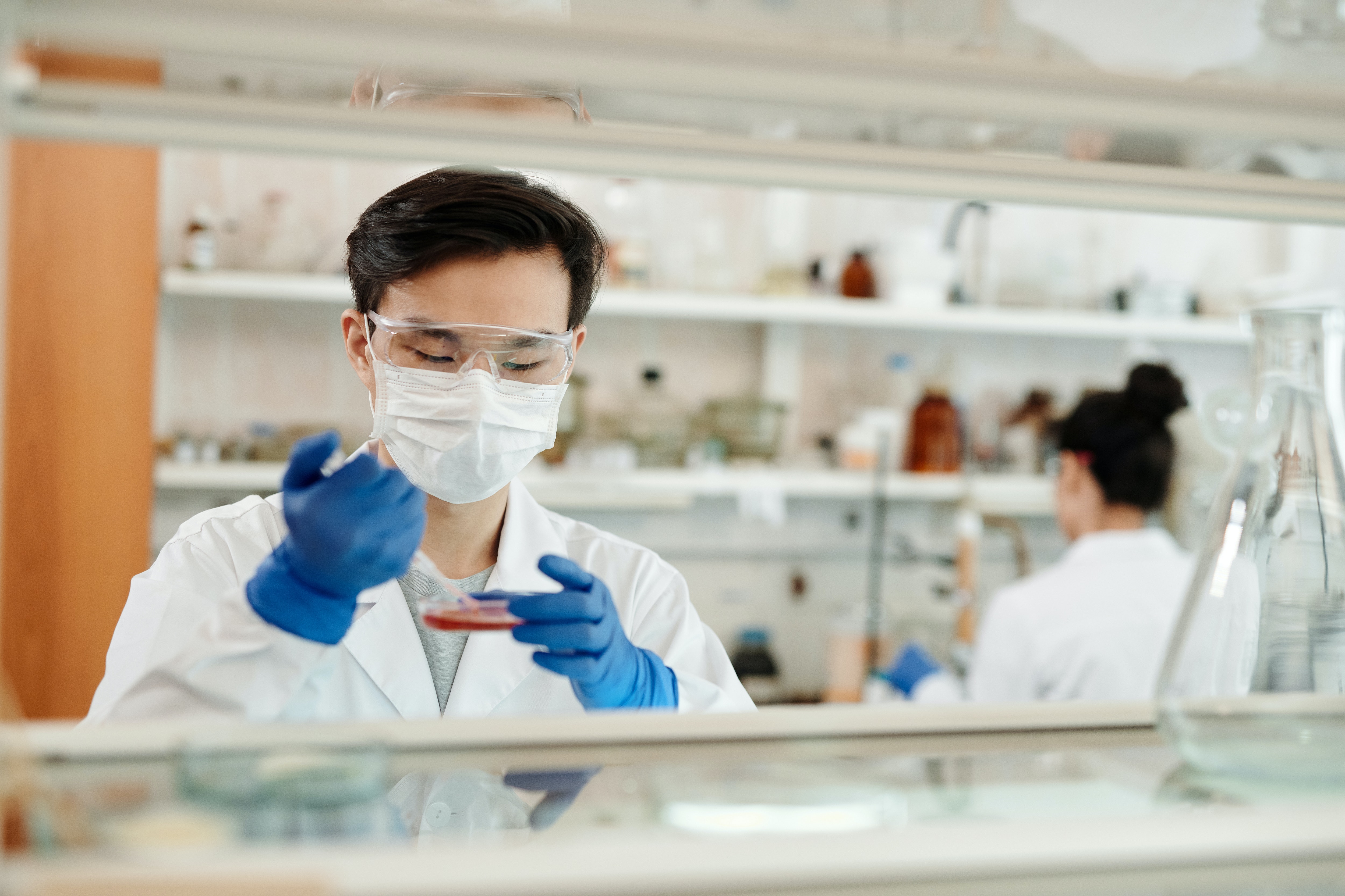 Étudiant en laboratoire de génie chimique.