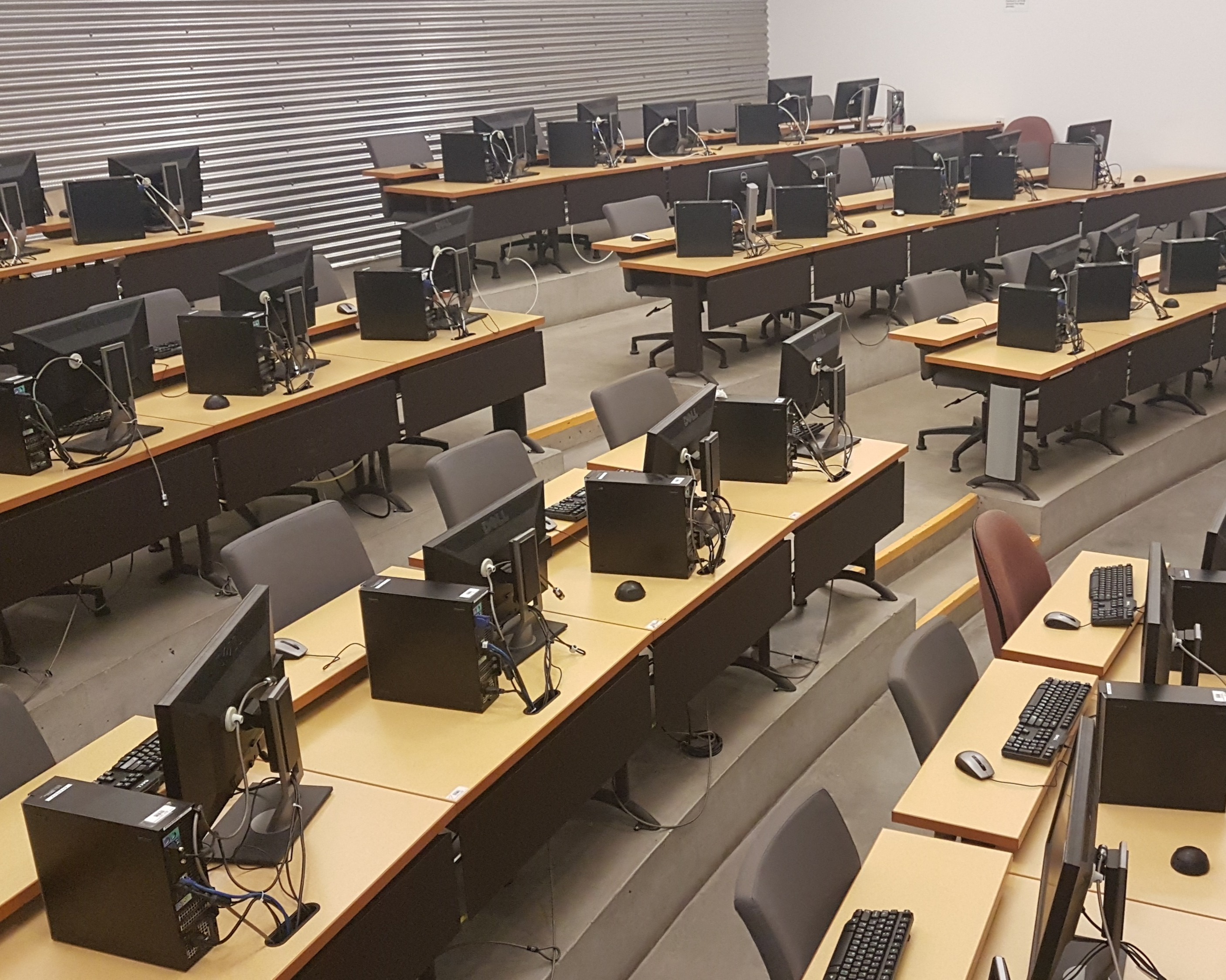 Salle de classe avec postes informatiques.