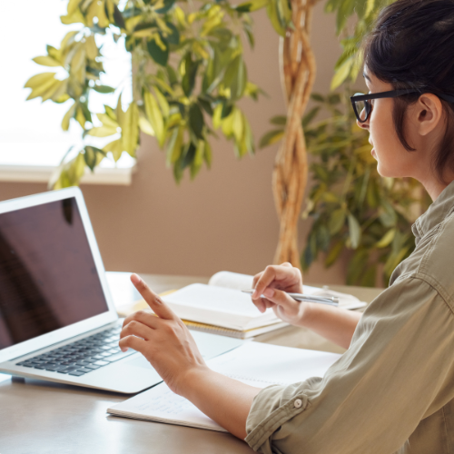 Étudiant travaillant dans une réunion virtuelle