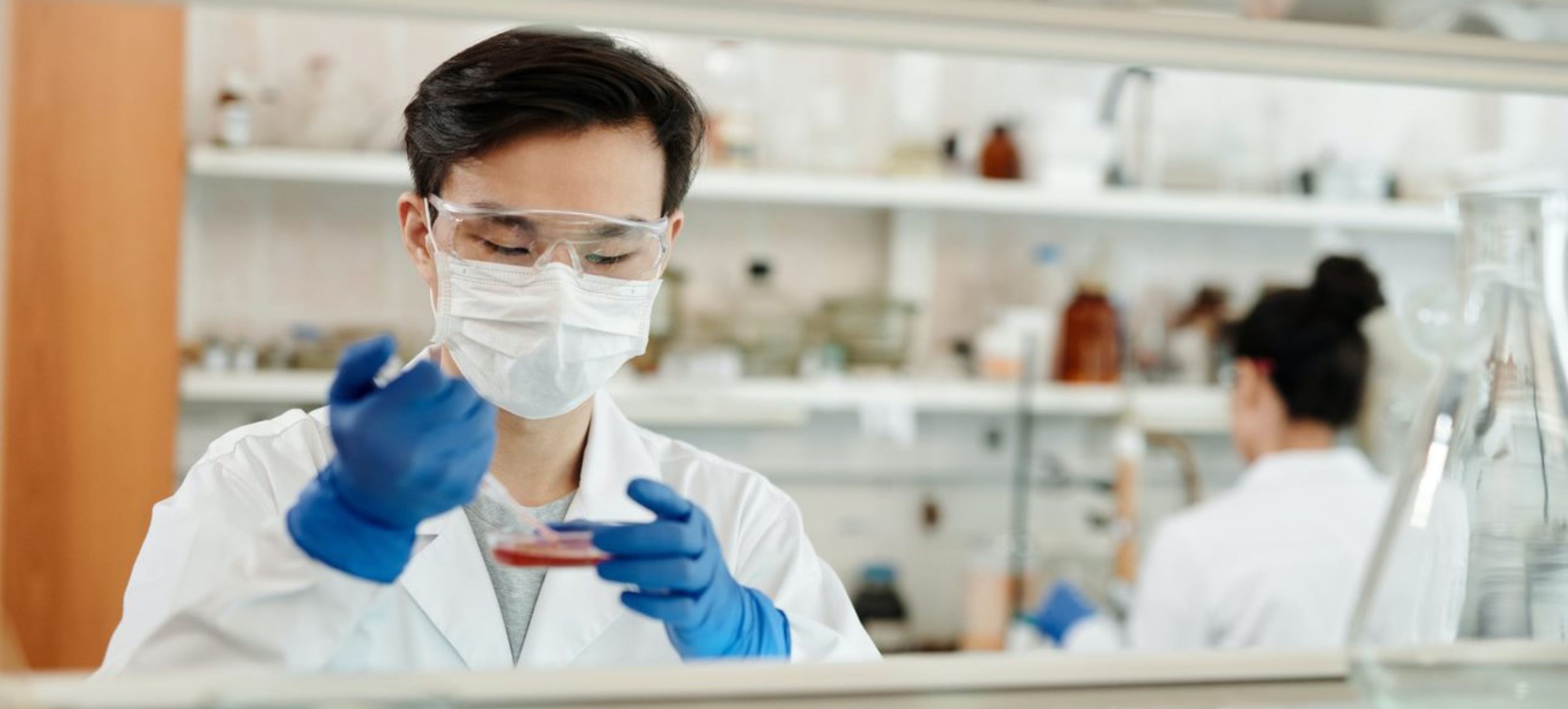 Étudiant en laboratoire de génie chimique.