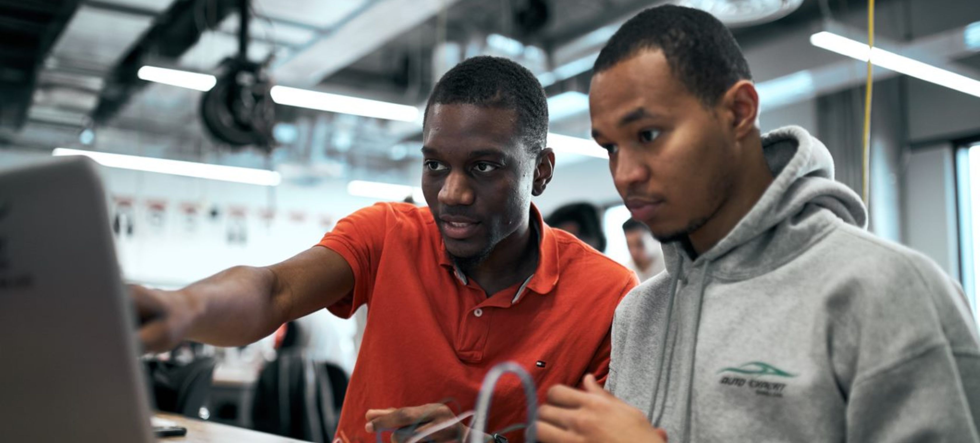 Des étudiants dans un laboratoire travaillant sur un ordinateur.