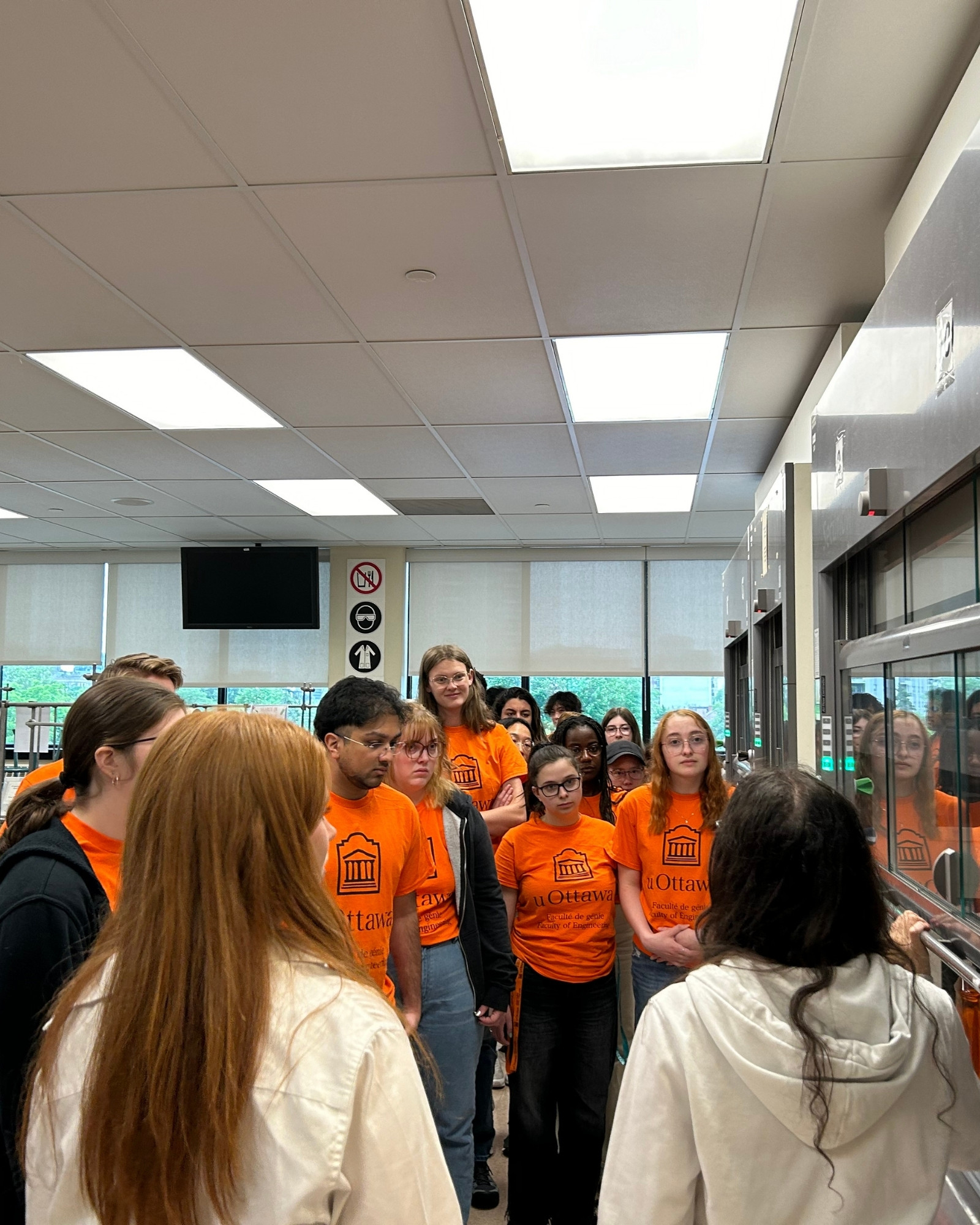 Des jeunes dans un salle de classe.