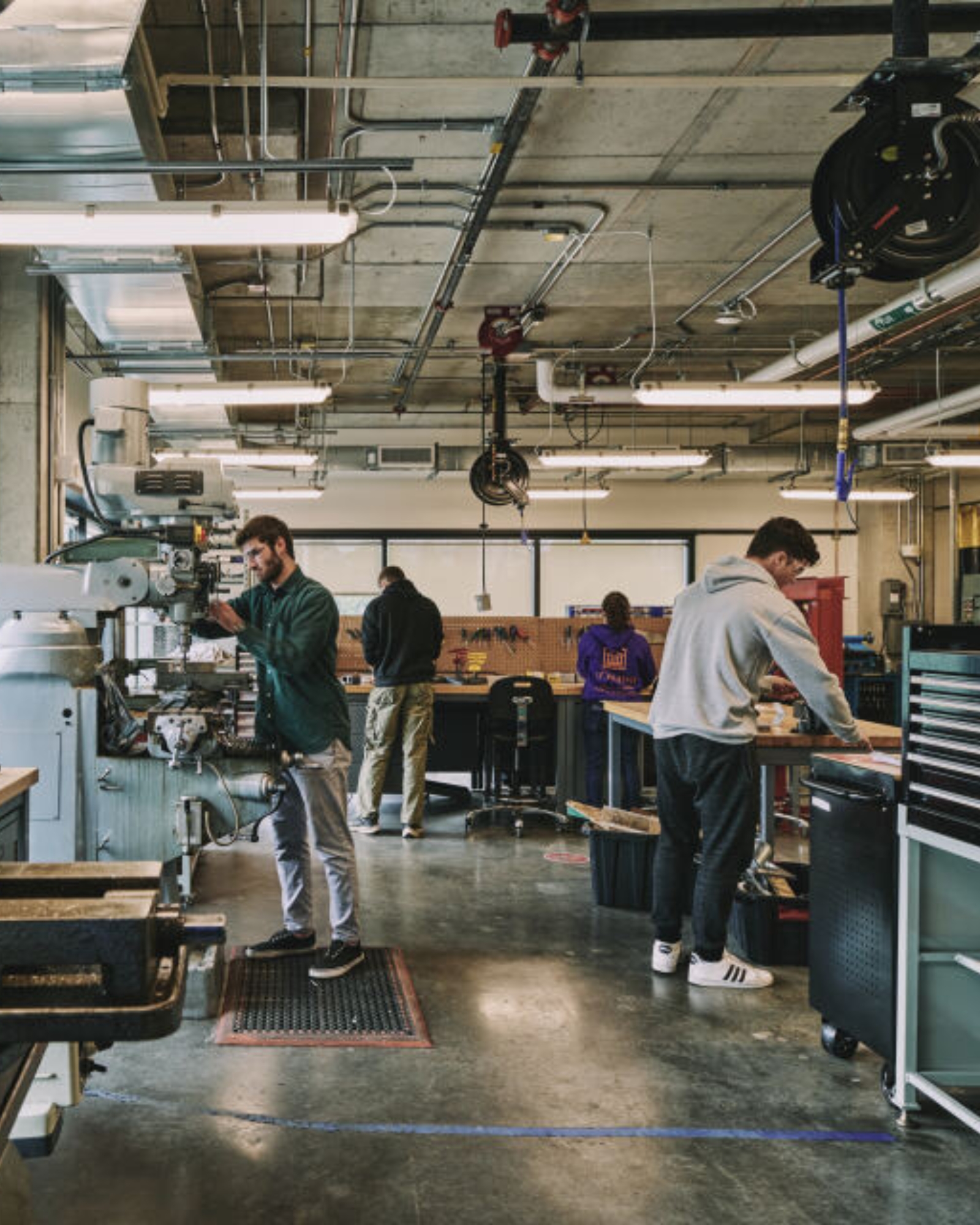 Personnes travaillant sur différentes machines au Centre Brunsfield.