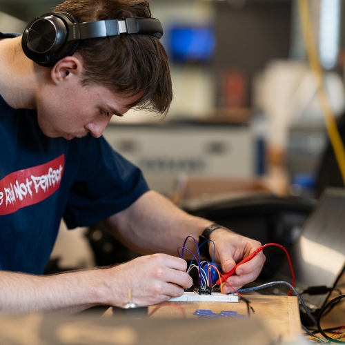 Personne assemblant un circuit électronique.