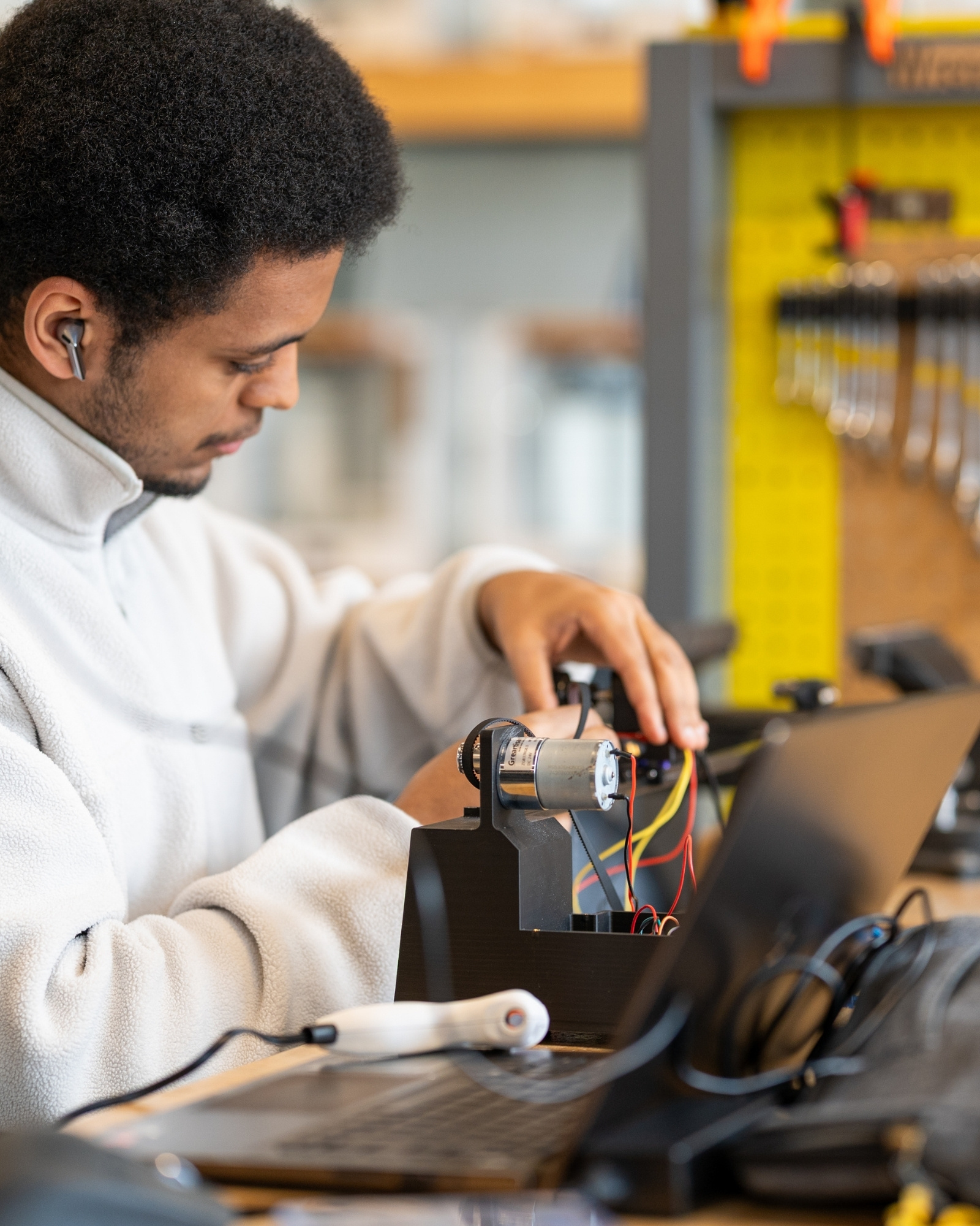 Une personne qui travaille sur un projet dans le Makerspace.