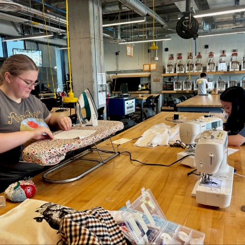 Personnes travaillant avec des textiles.