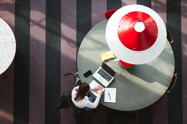 Étudier à une table dans le bâtiment ÉITI.