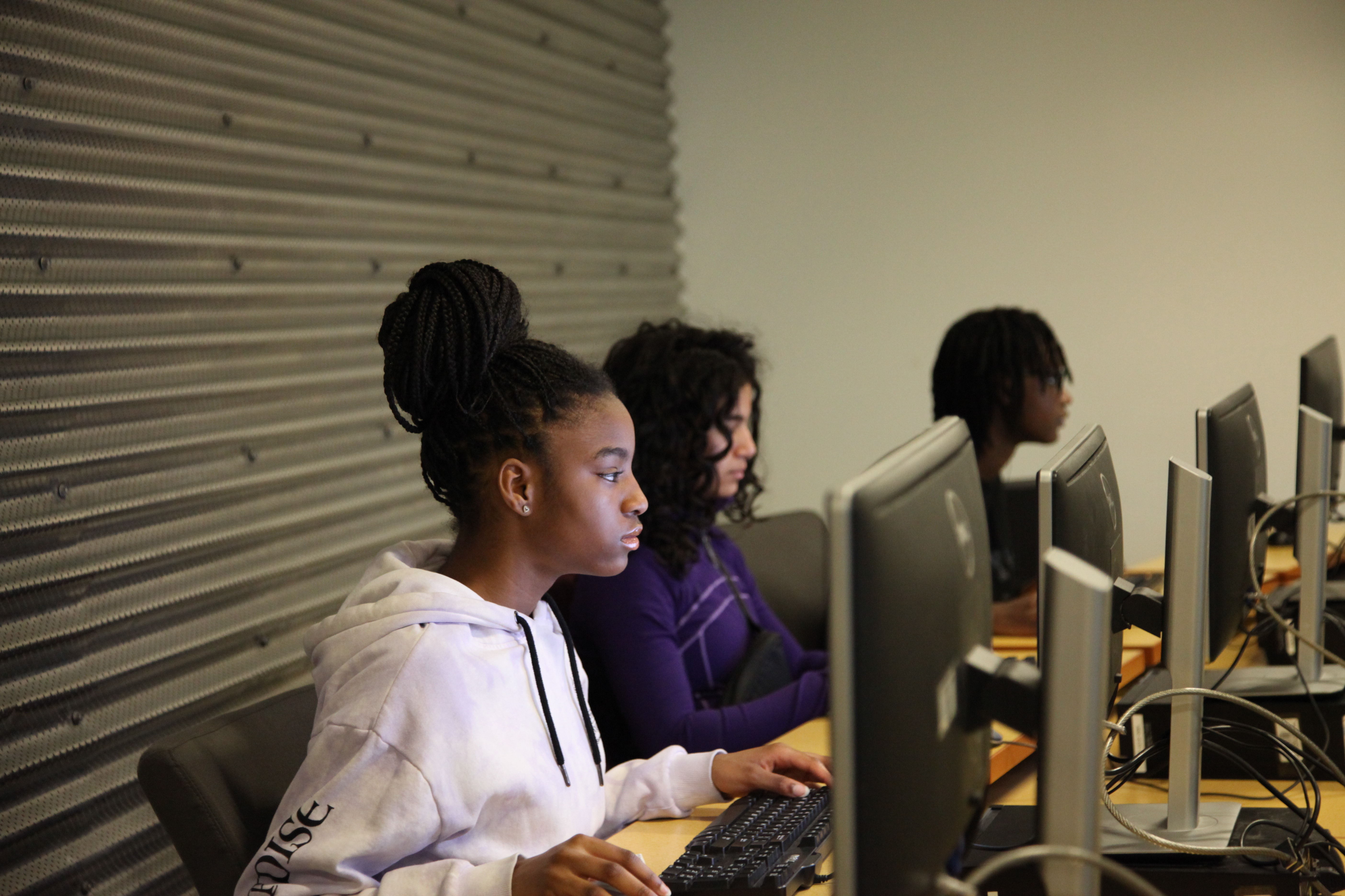 Des filles travaillant sur un ordinateur.