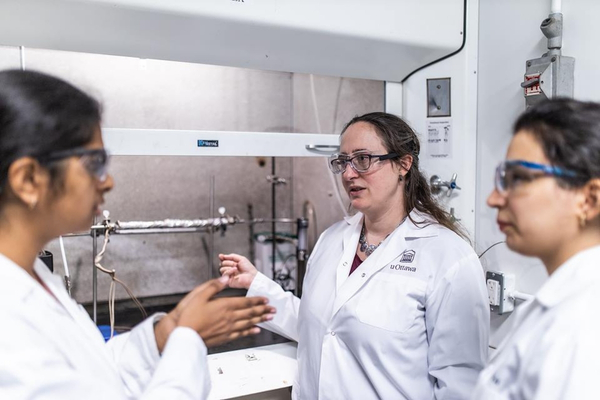 Trois femmes dans un laboratoire de génie chimique.