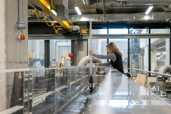 Une personne prend des mesures dans un laboratoire de génie civil.