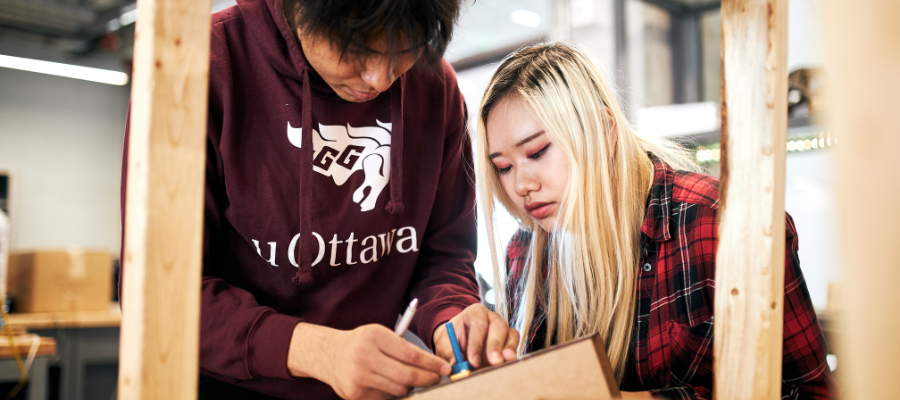 Des étudiants travaillent sur un prototype.