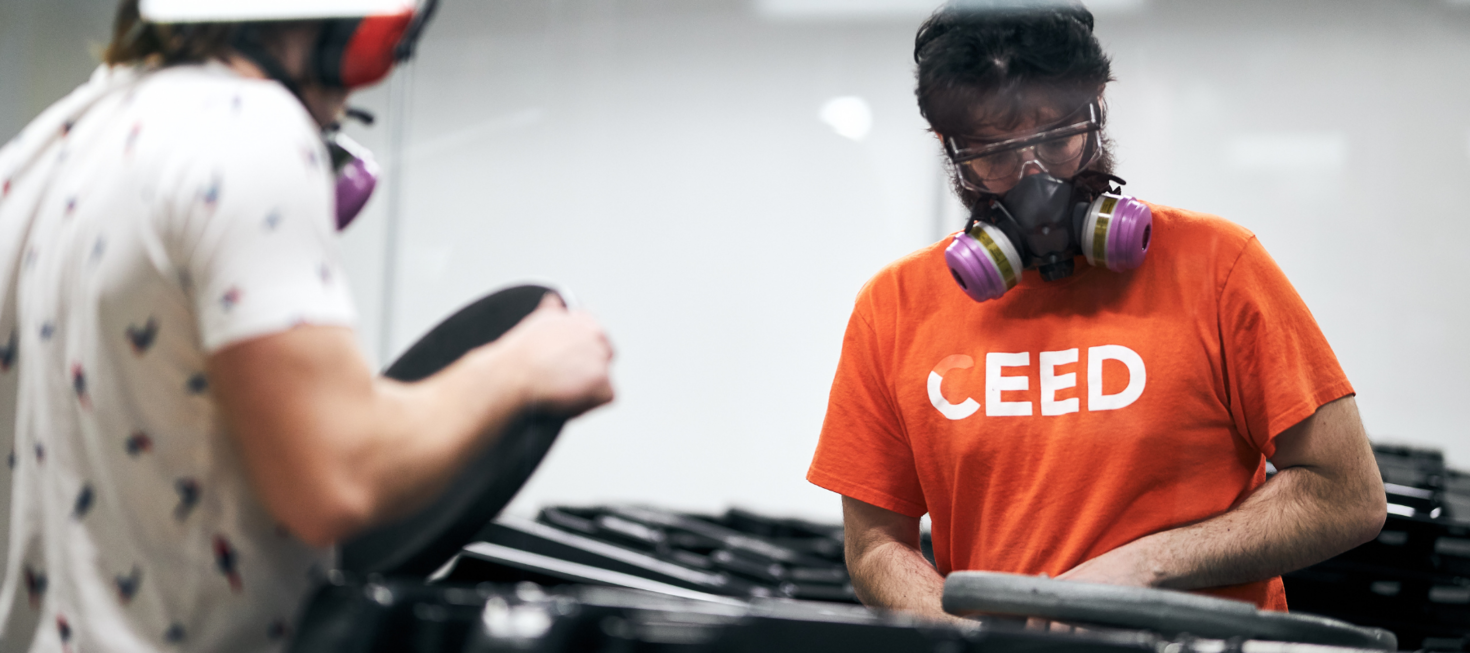 Des étudiants en génie mécanique assemblent des pièces.