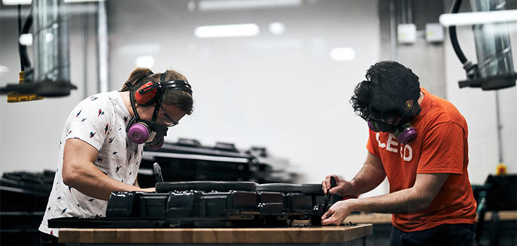 Deux étudiants travaillent ensemble sur un prototype.