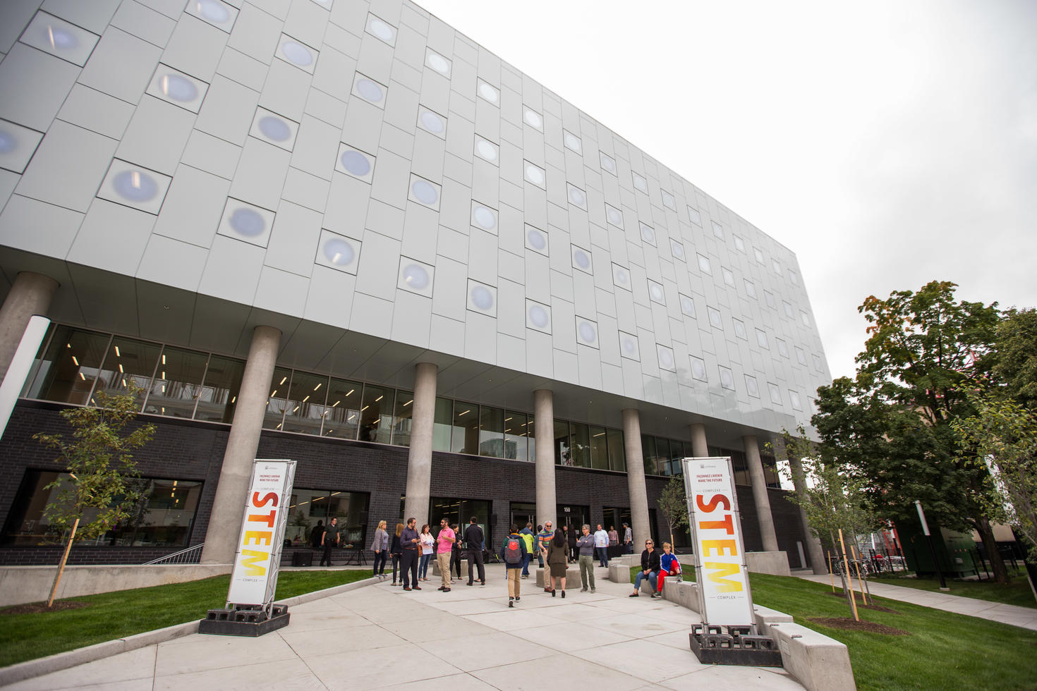 Des personnes qui marchent vers le complexe STEM