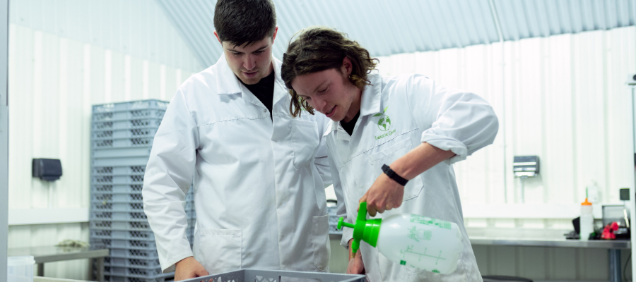Étudiant dans un laboratoire d'ingénierie environnementale