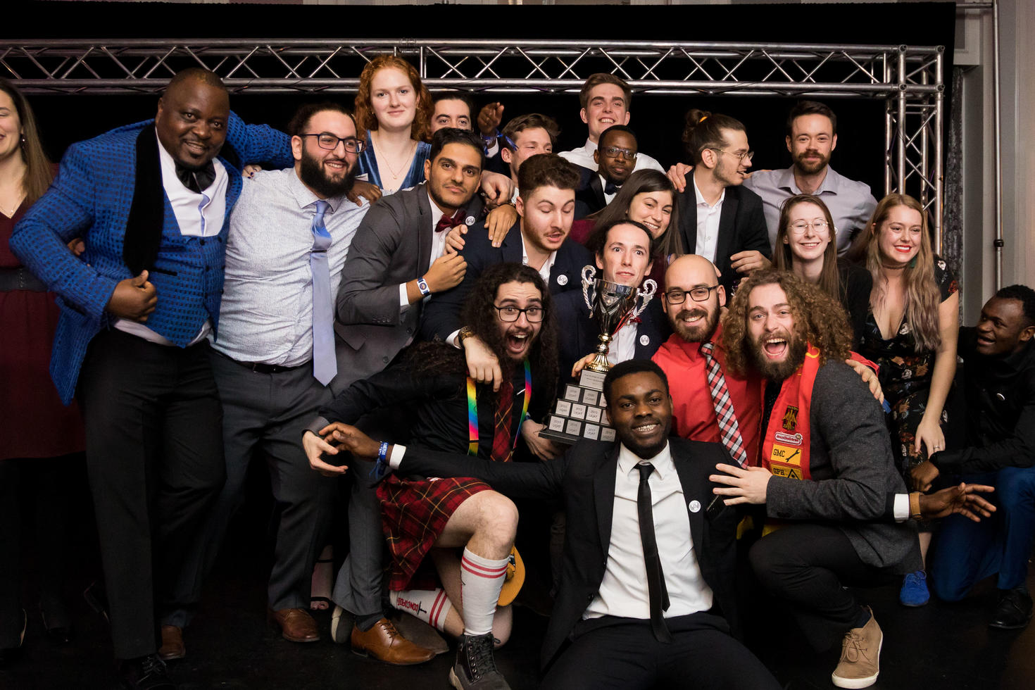 Des étudiants après une victoire aux Jeux du génie