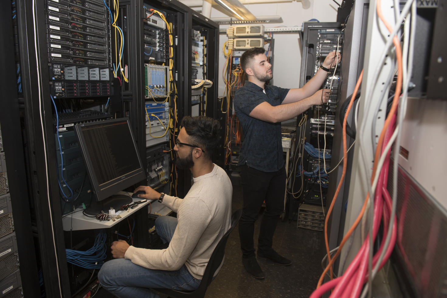 Étudiants travaillant dans un laboratoire informatique.