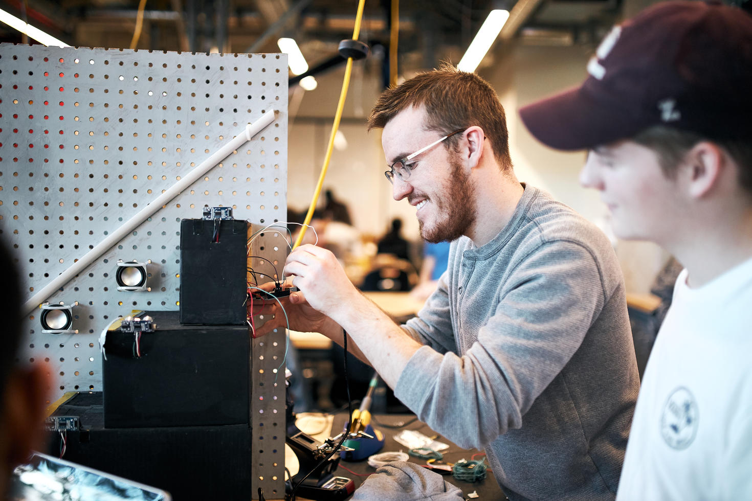 Étudiant travaillant sur un projet d'ingénierie électrique.