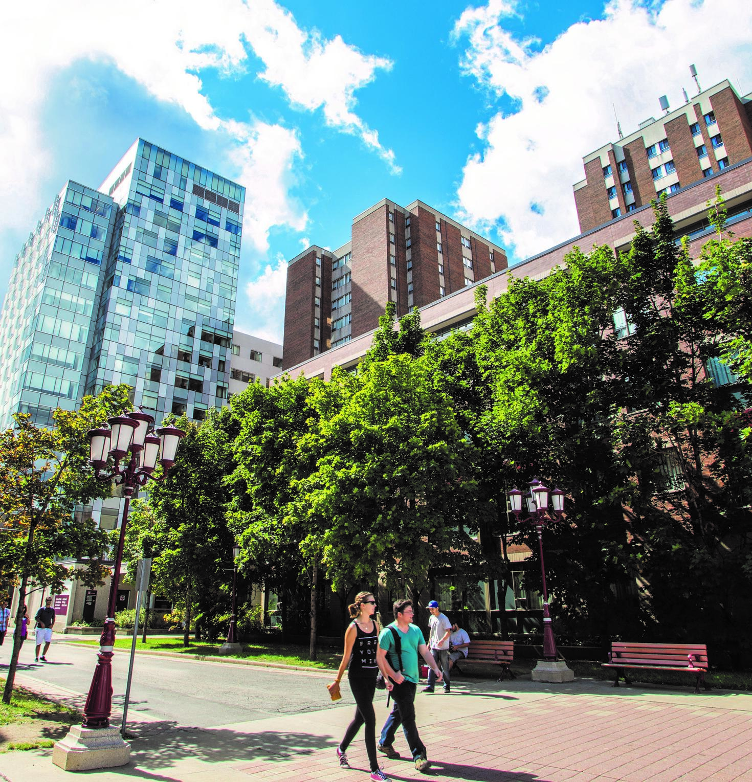 Des étudiants marchant sur le campus.