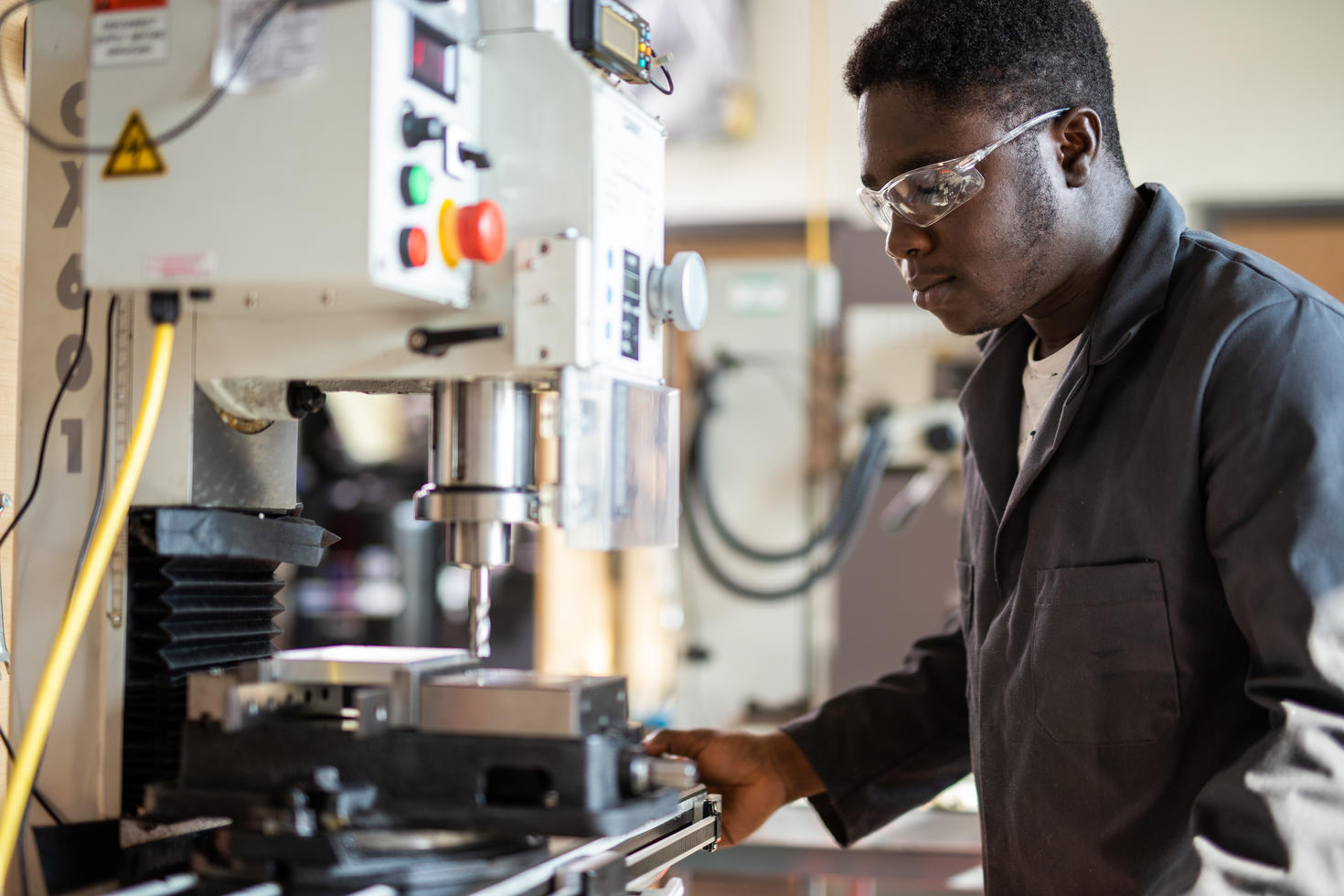 Un étudiant au centre de formation en fabrication (CFF).