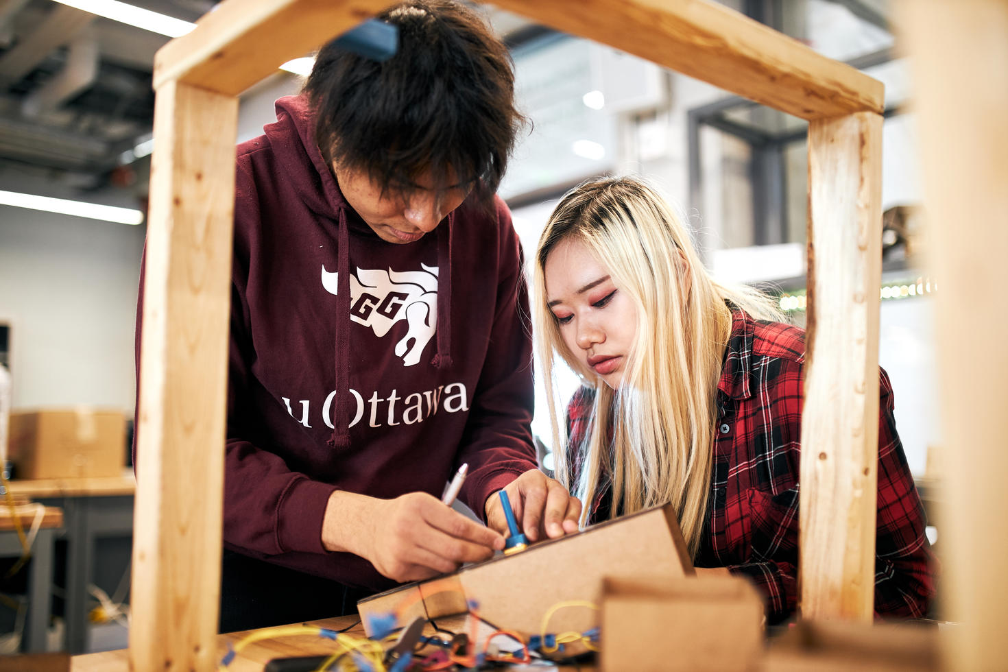 Des étudiants travaillent sur un projet dans le MakerLab.
