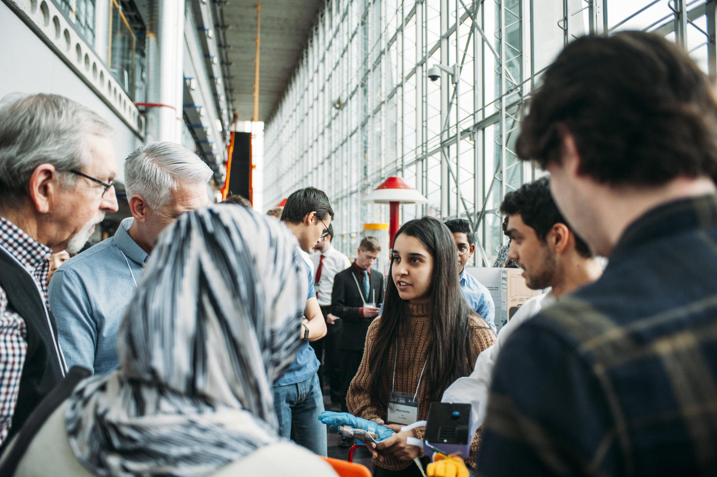 Étudiant parlant avec des clients potentiels à la Journée du design.