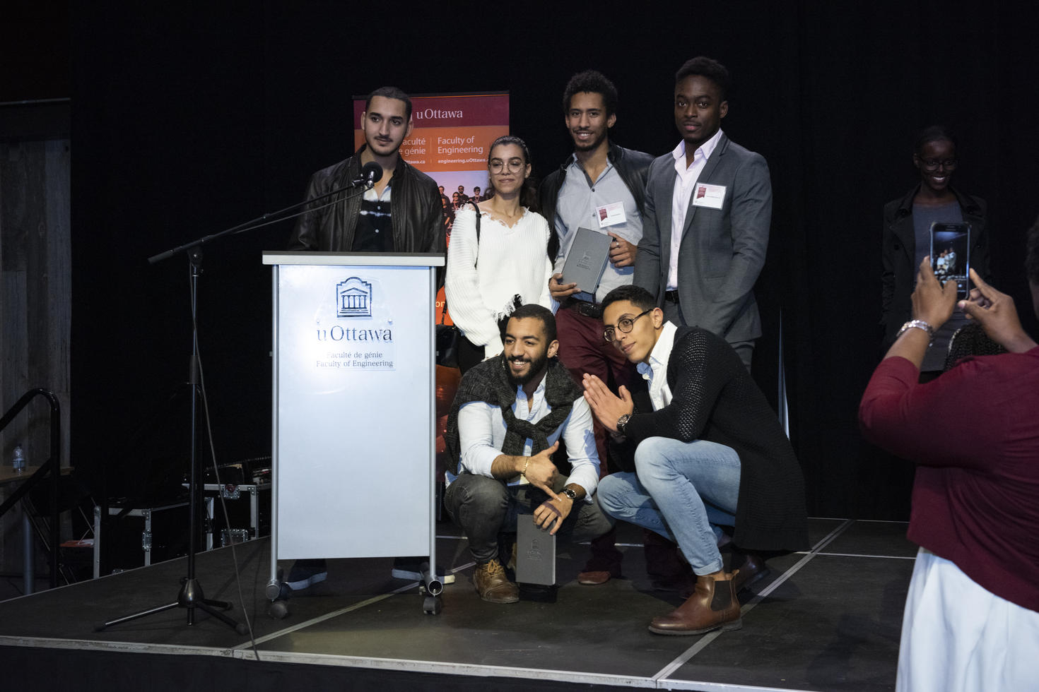 Groupe d'étudiants sur scène lors de la cérémonie d'excellence.