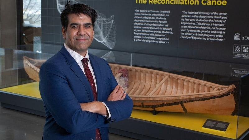 Joseph Wabegijig devant le canoë de la réconciliation