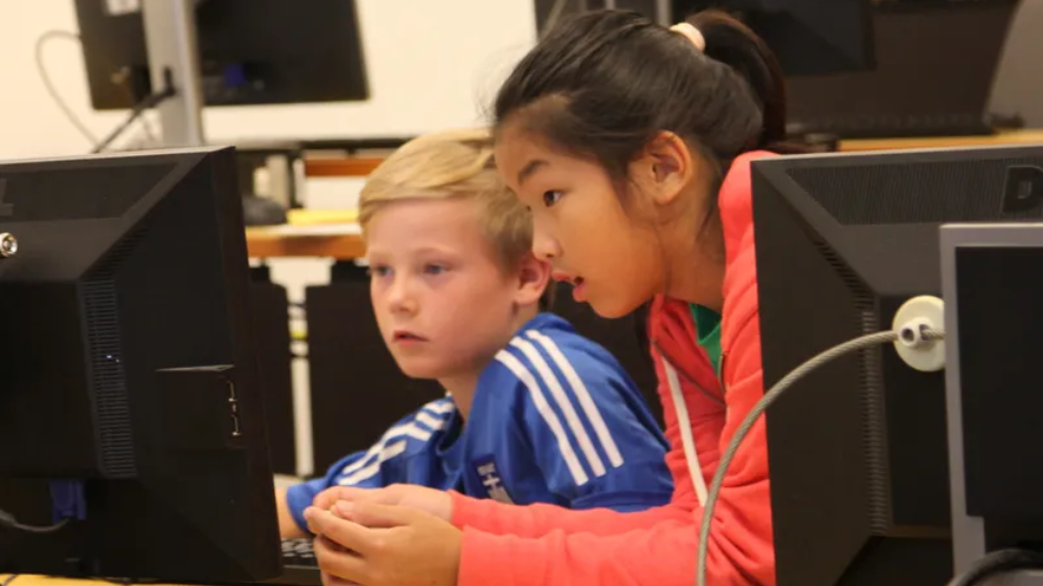 Enfants regardant un écran d'ordinateur