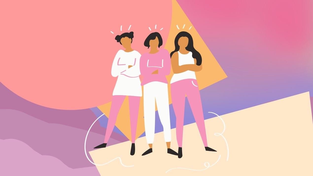 Trois filles se tiennent debout l'une à côté de l'autre.