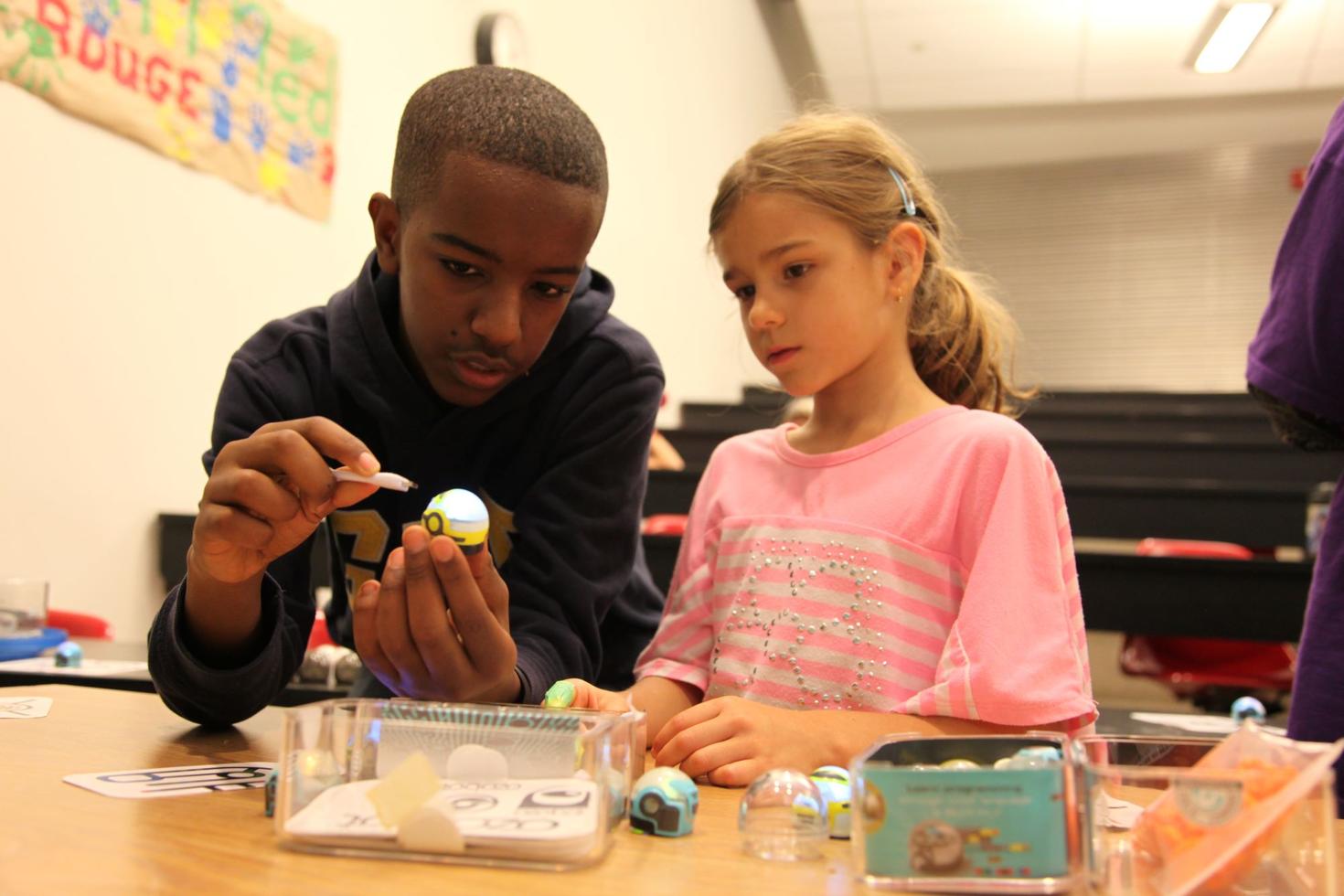 Deux enfants construisent un prototype.