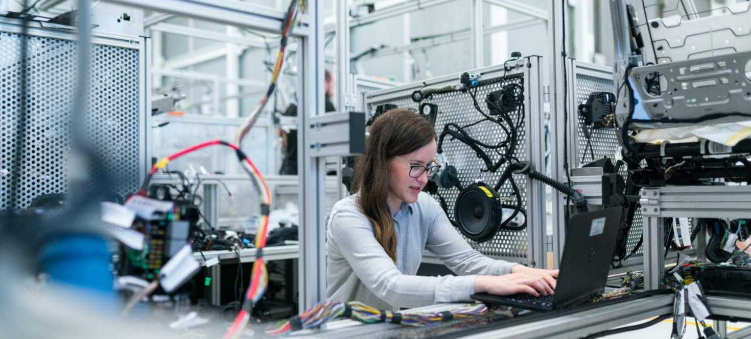 Étudiant travaillant en laboratoire